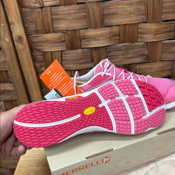 BNWT Merrell Women's Vibrant Pink Athletic Shoes - Picture 3 of 4